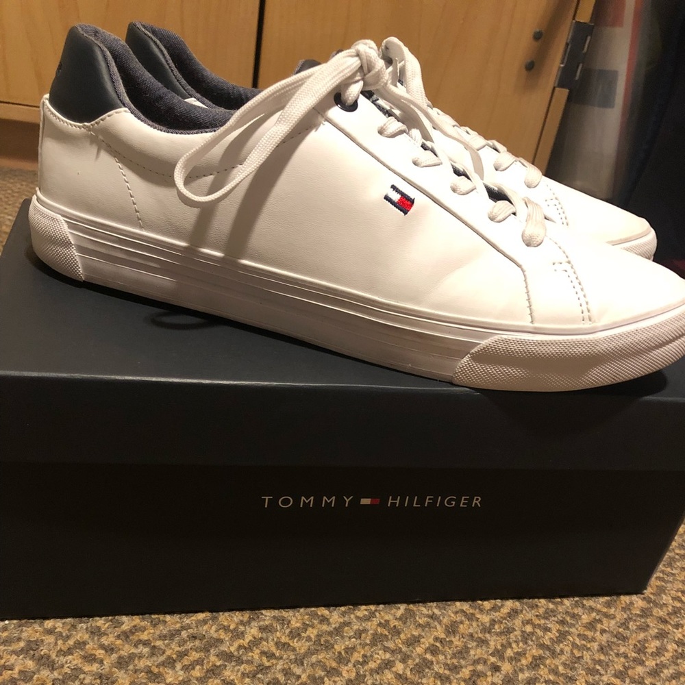 NEVER WORN Tommy Hilfiger Multi LL Sneaker- US 9.5